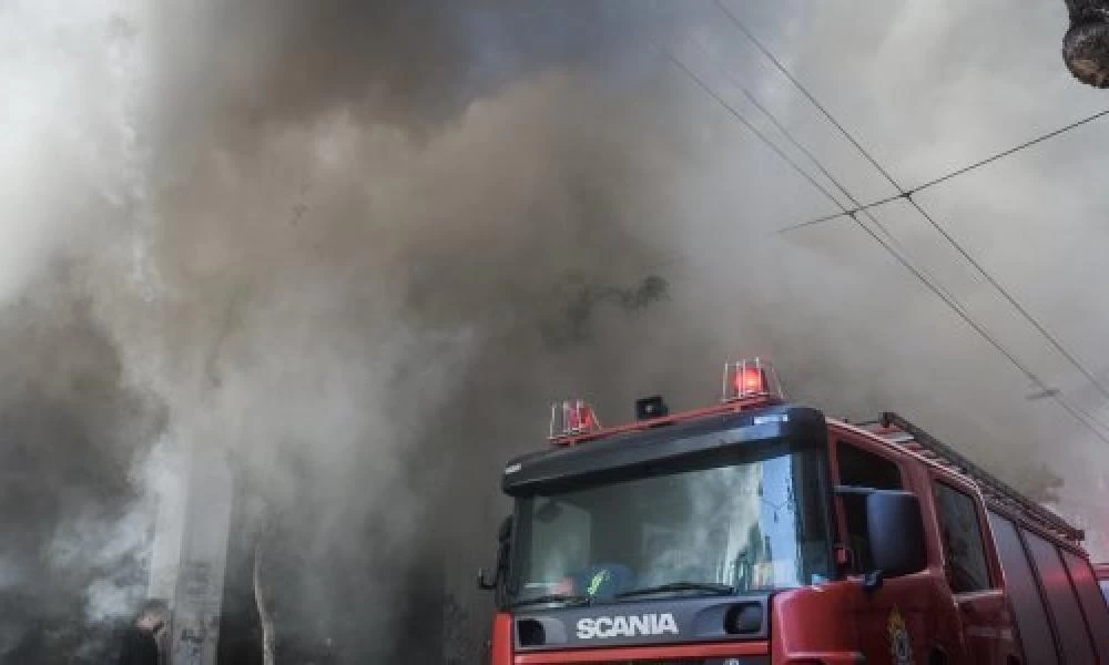 Μάνδρα: Πυρκαγιά σε προαύλιο χώρο ανακύκλωσης -Υπάρχουν πολλά εύφλεκτα υλικά